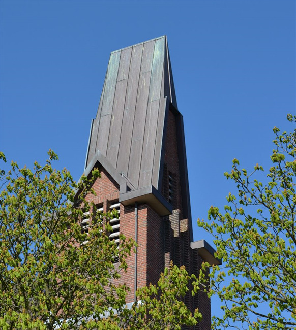 De torenspits met het wigvormige dak.
              <br/>
              Richard Keijzer, 2015-04-30